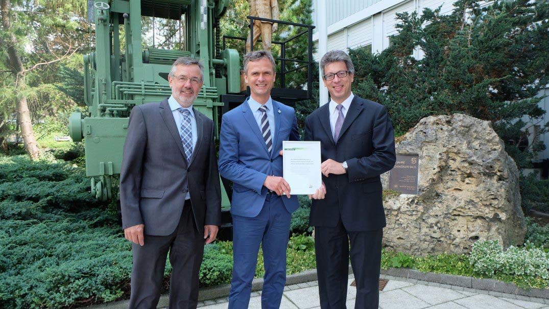 Übergabe Zertifikat durch das Sentinel Institut an SchwörerHaus