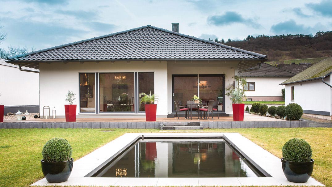 Moderner Bungalow mit Walmdach