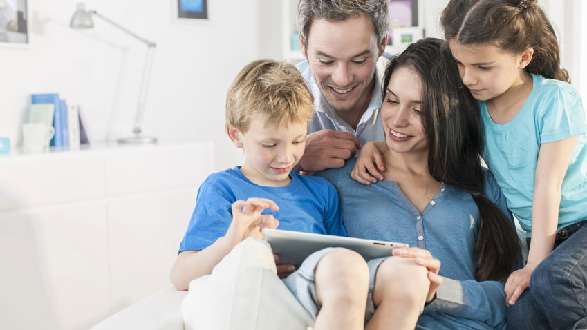 Familie schaut sich Hausbau Blog von Schwörer an