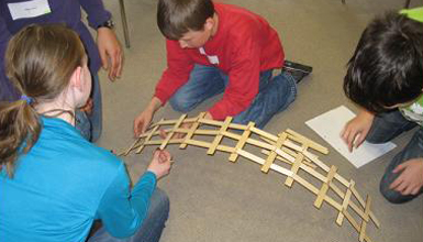 Schüleringenieure bauen Brücken
