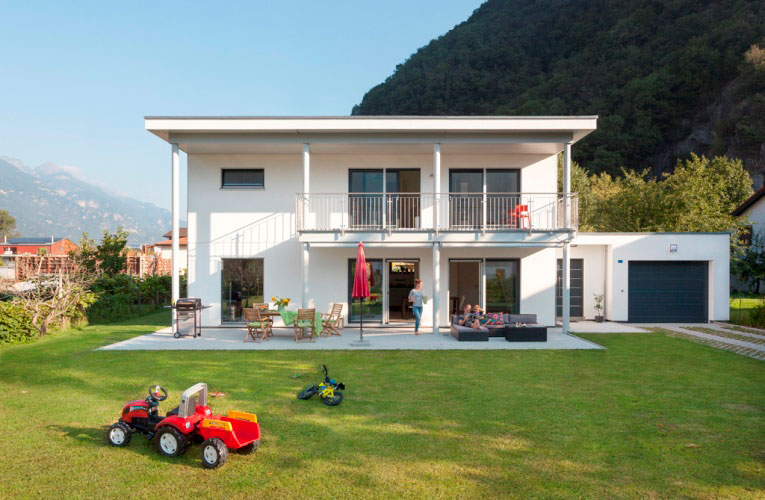 Modernes Flachdach-Einfamilienhaus in den Bergen