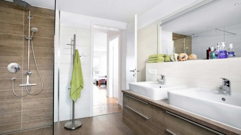 moderne Bad in Holzoptik