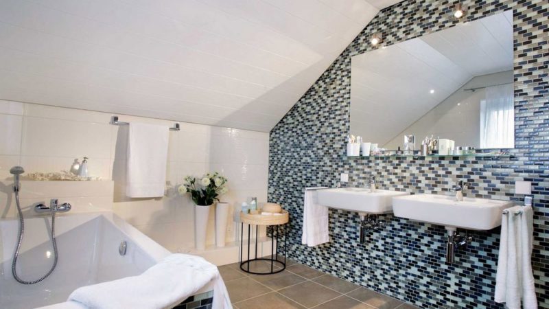 moderne Badezimmer mit Mosaikfliesen
