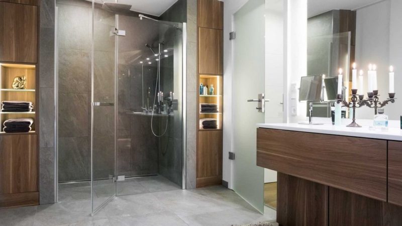 moderne Badezimmer mit begehbarer Dusche